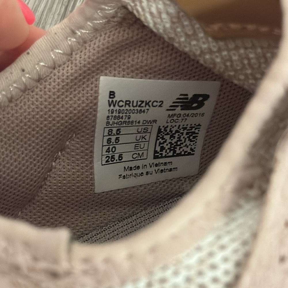 New Balance size 8.5 sneakers - Picture 5 of 7